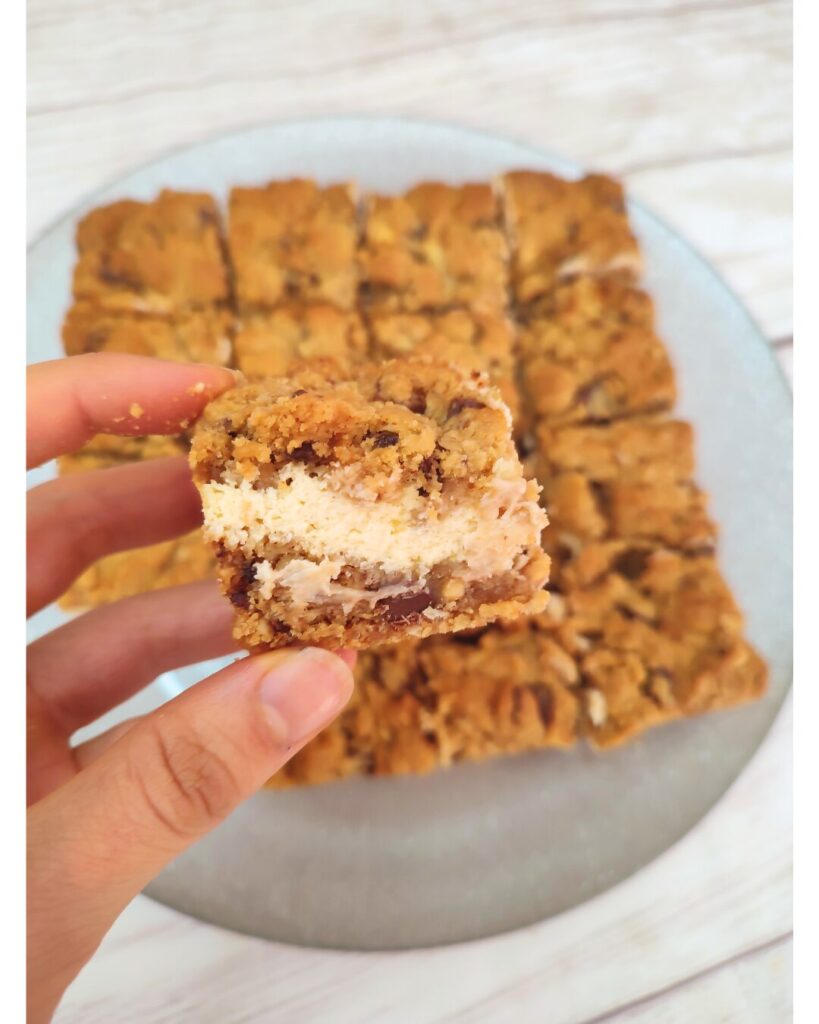 carrés de cookies au beurre de cacahuètes fourrés au cream cheese