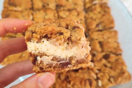 carrés de cookies au beurre de cacahuètes fourrés au cream cheese