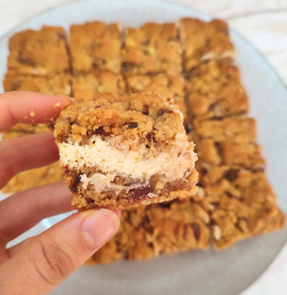 carrés de cookies au beurre de cacahuètes fourrés au cream cheese